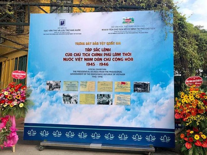 Trưng bày Bảo vật quốc gia Tập Sắc lệnh của Chủ tịch Chính phủ lâm thời nước Việt Nam Dân chủ Cộng hoà 1945 tới 1946. Nguồn: Báo điện tử Chính phủ (baochinhphu.vn).