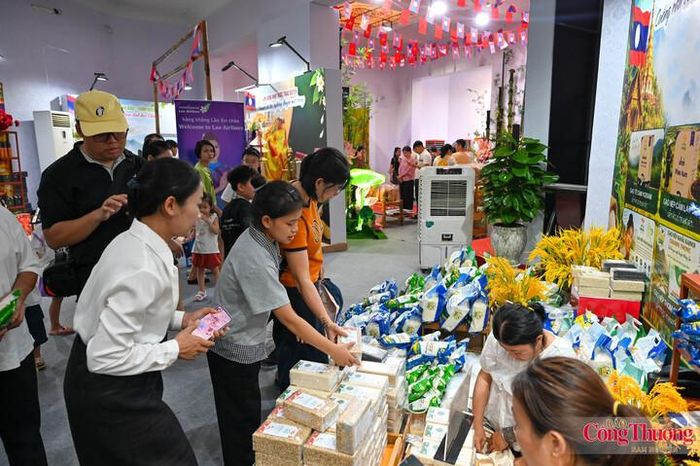 Trong đó, gạo Lào là một trong những nhóm sản phẩm dễ thu hút sự chú ý. Các loại nếp Yodsam, Champahom, nếp cẩm, nếp thơm Bandon Champahom… được đóng gói giới thiệu với người tiêu dùng. 