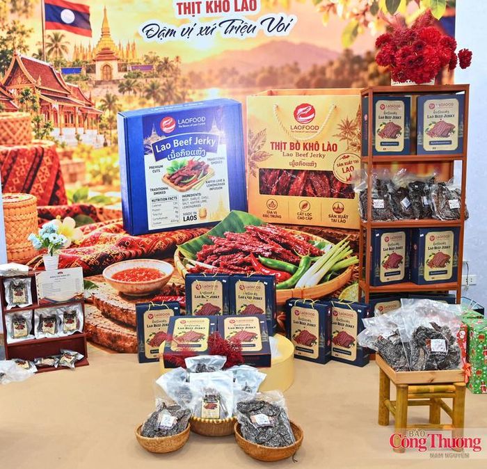 Bên cạnh gạo, nhóm thực phẩm chế biến như thịt trâu Laofood, thịt bò Deejai, thịt trâu khô, thịt bò khô cũng tạo điểm nhấn. Những sản phẩm này gợi nhắc tới đặc trưng ẩm thực Lào với cách chế biến đậm vị, thuận tiện để sử dụng hoặc mua làm quà.