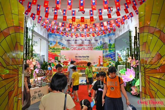 Khác với những sản phẩm Việt vốn đã quen thuộc trên thị trường, khu vực hàng hóa Lào khiến nhiều người dành thời gian tìm hiểu bởi khá nhiều mặt hàng lần đầu được giới thiệu tập trung tại Hà Nội. Từ các loại gạo, thực phẩm chế biến, chè, bia đến tinh dầu, sản phẩm thủ công…, mỗi gian hàng mang theo một phần hương vị và đời sống của đất nước Triệu Voi.