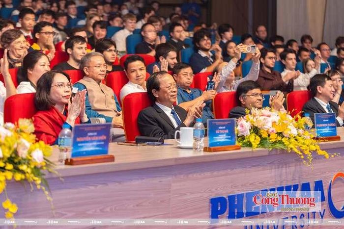 Các đại biểu tham dự Lễ Bế mạc.