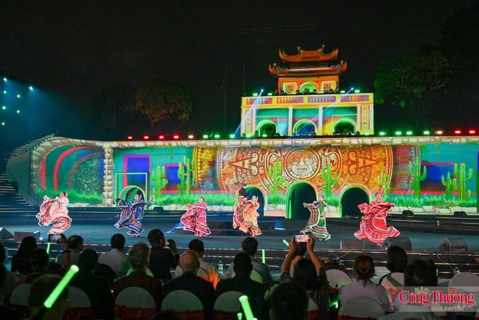 Với chủ đề "Hội tụ di sản - Kiến tạo tương lai", Lễ hội năm nay quy tụ 50 quốc gia, với 45 không gian văn hóa, 19 đoàn nghệ thuật quốc tế, 35 gian hàng ẩm thực, cùng chương trình giới thiệu các tác phẩm điện ảnh đến từ gần 20 nền điện ảnh. 