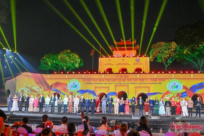 Tại Lễ Bế mạc, Ban Tổ chức cũng trao Kỷ niệm chương của Lễ hội tới các đoàn quốc tế, thay cho lời cảm ơn và sự ghi nhận đối với những nghệ sĩ, nghệ nhân và những người bạn đã mang tài năng, bản sắc văn hóa và tinh thần sẻ chia đến với Hà Nội.