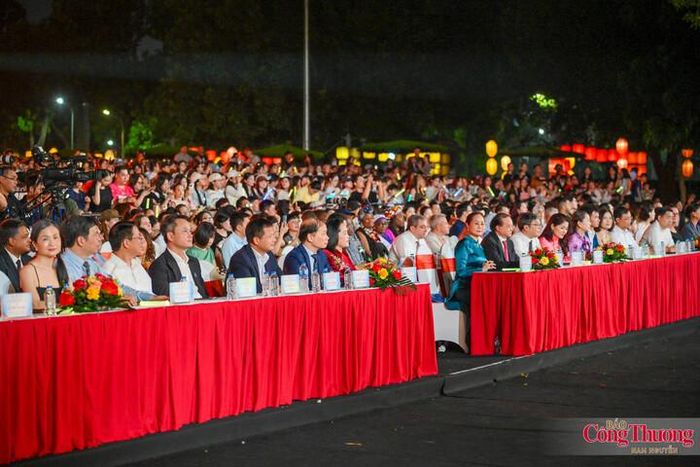 Tham dự lễ bế mạc có Phó Chủ tịch Quốc hội Nguyễn Thị Thanh, lãnh đạo các bộ, ngành... và các đại sứ, đại diện các cơ quan ngoại giao, tổ chức quốc tế.