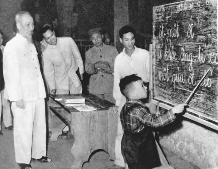 Chủ tịch Hồ Chí Minh thăm lớp học vỡ lòng ở phố Hàng Than, Hà Nội (năm 1958). Ảnh: hochiminh.vn