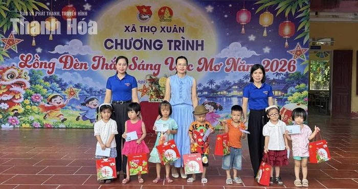 Bí thư Đoàn xã Thọ Xuân Hoàng Thị Phượng (đầu tiên bên phải) trao tặng quà cho các em nhỏ dịp Tết Trung thu 2026.