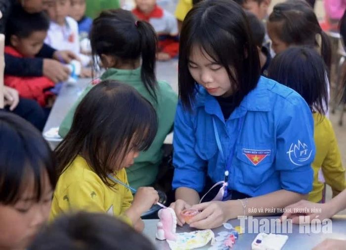 Nguyễn Thị Linh nhiệt tình tham gia hoạt động tình nguyện.
