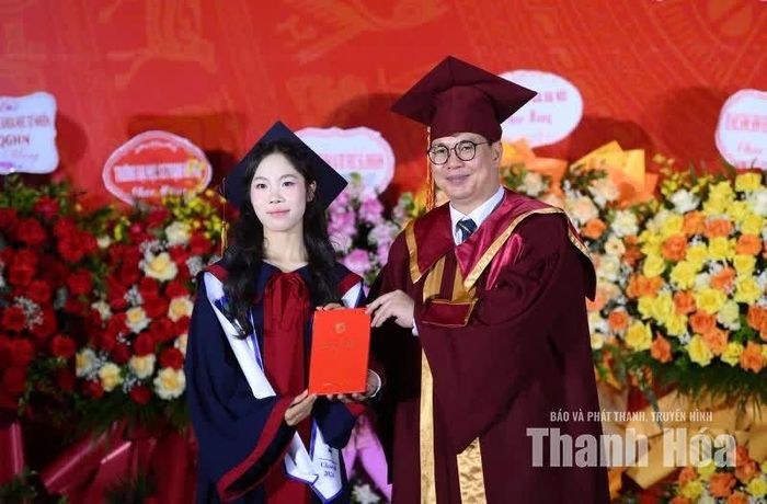 Em Nguyễn Thị Linh, xã Thường Xuân nhận bằng tốt nghiệp loại xuất sắc tại Trường Đại học Giáo dục, Đại học Quốc gia Hà Nội.