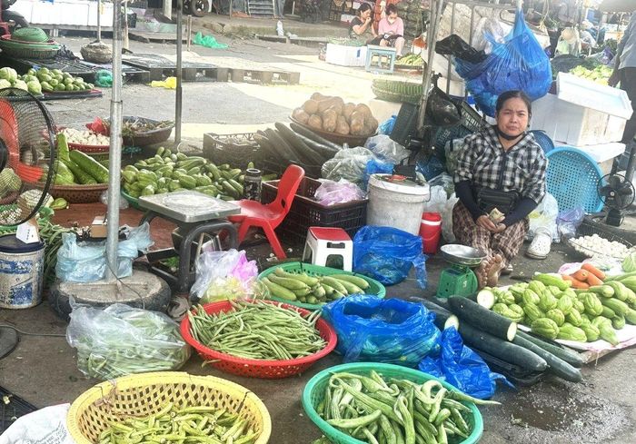 Tiểu thương tại chợ đầu mối rau quả, thực phẩm Đông Hương, phường Hạc Thành linh hoạt lựa chọn hàng hoá để bán những ngày giá tăng.