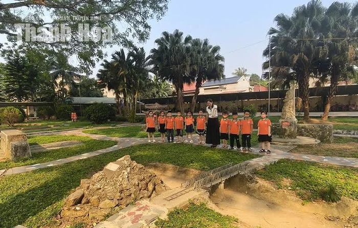 Mô hình tái hiện di tích lịch sử, danh lam thắng cảnh và văn hóa xứ Thanh tại Trường TH&THCS Vân Du 1, xã Vân Du. Ảnh: Ngọc Huấn