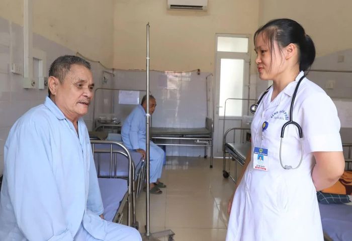 Cùng với điều trị, bác sĩ Bệnh viện Phổi Thanh Hóa tư vấn bệnh nhân bỏ thuốc để hạn chế nguy cơ bệnh tật, bảo vệ sức khỏe của bản thân và những người xung quanh.