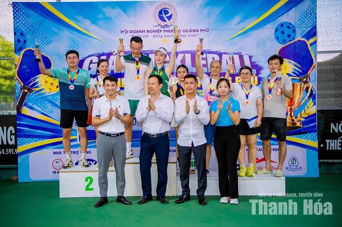 Ban Tổ chức vinh danh các cặp đôi đoạt giải.