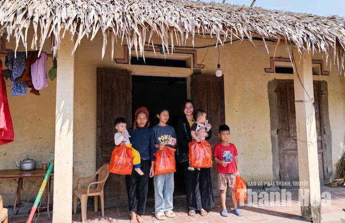Chị Lữ Thị Thanh tiết kiệm thu nhập cá nhân để thăm hỏi, tặng quà cho các gia đình khó khăn.