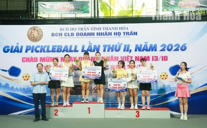 Ban Tổ chức trao giải nhất, nhì, ba nội dung đôi nữ.