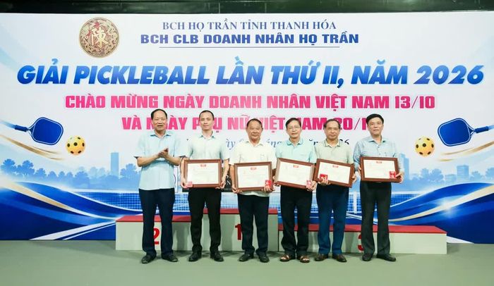 Các cá nhân họ Trần tỉnh Thanh Hóa được trao tặng Kỷ niệm chương Vì sự nghiệp xây dựng họ Trần Việt Nam.