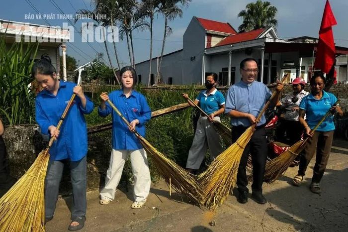Các lực lượng tham gia dọn vệ sinh môi trường sau lễ mít tinh.