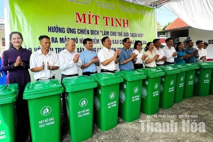 Trao tặng thùng đựng rác và mô hình “Ngôi nhà xanh thu gom rác thải tái chế” cho giáo xứ Thái Yên.