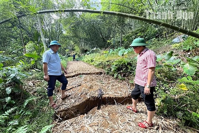 Lãnh đạo xã Đồng Lương kiểm tra các điểm sụt lún, sạt lở ở Na Lo, Na Niêng. Ảnh: UBND xã Đồng Lương cung cấp