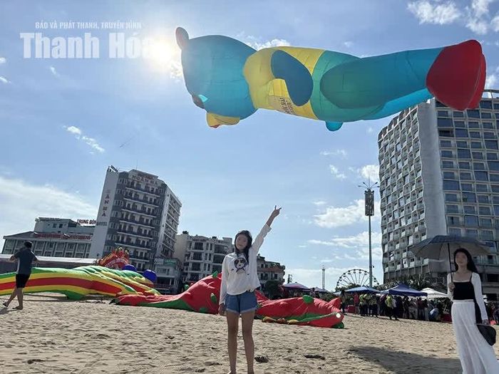 Du khách với lễ hội diều tại biển Sầm Sơn.