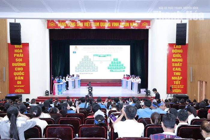 Các đội thi tham gia phần thi “Hiểu đúng pháp luật - Thực hành sáng tạo - Chung xây quan hệ lao động hài hòa, ổn định, tiến bộ".