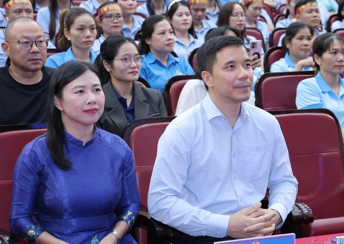 Phó Bí thư Thường trực Tỉnh ủy Nguyễn Hồng Phong và các đại biểu dự lễ tổng kết và trao giải hội thi.