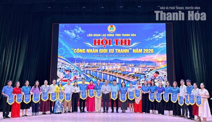 Ban Tổ chức trao tặng cờ lưu niệm cho các đội thi.