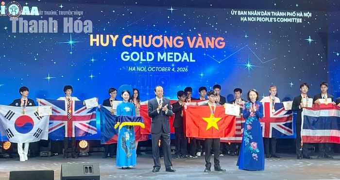 Em Mai Văn Khánh nhận Huy chương Vàng từ Ban Tổ chức. Trước đó, trong năm 2026, Mai Văn Khánh đoạt Huy chương Đồng tại Kỳ thi Olympic Vật lý châu Á (APhO 2026).