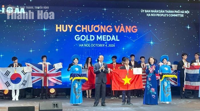 Em Nguyễn Quang Dũng lên nhận Huy chương Vàng từ Ban Tổ chức.