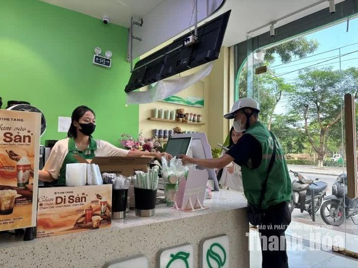Hầu hết cửa hàng đều liên kết sử dụng dịch vụ giao hàng từ các đơn vị vận chuyển.