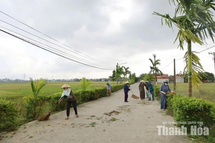 Người dân xã Triệu Sơn tham gia dọn dẹp môi trường.