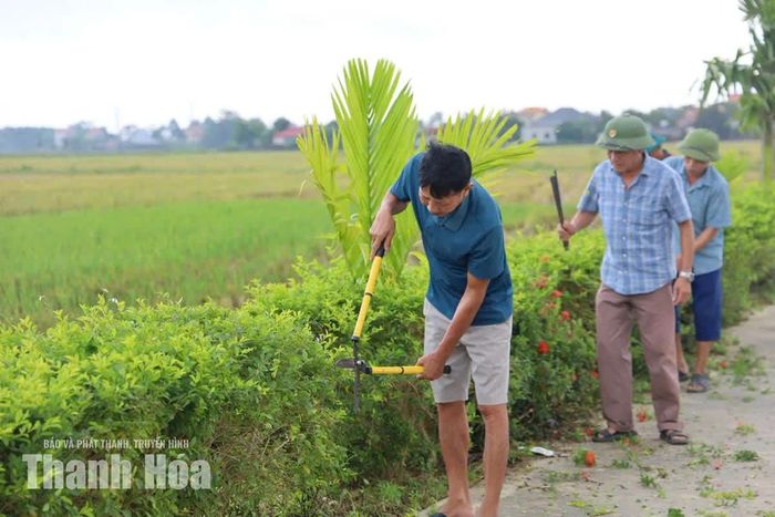Người dân thôn Dân Lý, xã Triệu Sơn tham gia dọn vệ sinh môi trường.