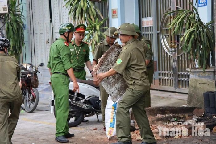 Các lực lượng chức năng ra quân dọn hành lang giao thông, vỉa hè.