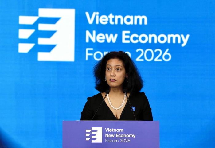 Bà Temina Khan, Chuyên gia kinh tế trưởng Ngân hàng Thế giới tại Việt Nam, phát biểu tại Diễn đàn Kinh tế thường niên 2026. Ảnh: Việt Dũng.