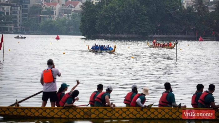 Hà Nội đang trong thời điểm giao mùa, sáng nay có những cơn mưa nặng hạt. Tuy nhiên, các tay đua đã thể hiện tinh thần thi đấu quyết tâm, tập trung cao độ để liên tục bứt phá. Ảnh: Phương Thảo