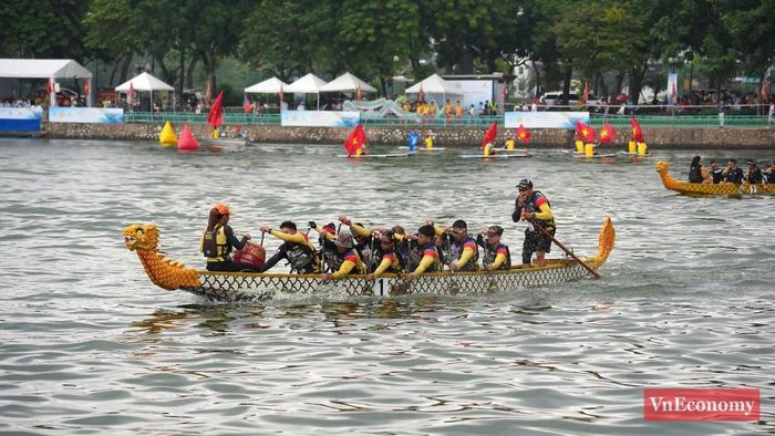 Sau lễ khai mạc, các đội thi bơi chải thuyền rồng bước vào vòng loại. Ảnh: Phương Thảo