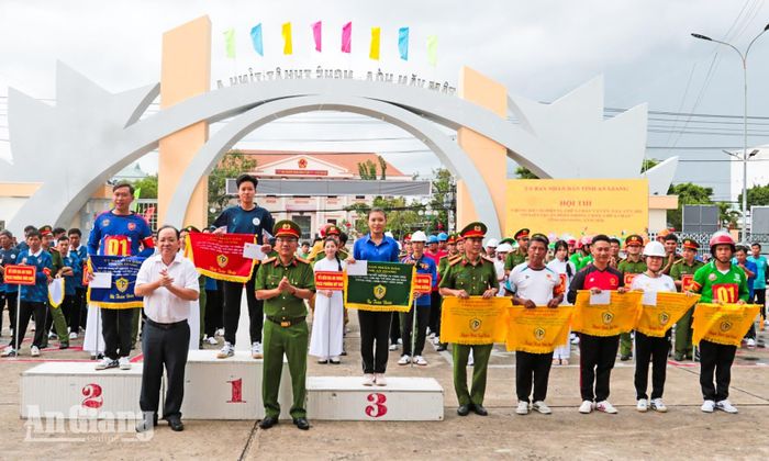 Phó Chủ tịch Thường trực UBND tỉnh An Giang và lãnh đạo Công an tỉnh trao giải toàn đoàn cho các đội.