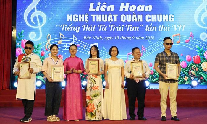  Chị Ngô Thị Hồng Duyên (thứ ba từ phải sang) trao giải cho một số thí sinh đoạt giải tại Liên hoan Nghệ thuật quần chúng của Hội Người mù thành phố. 