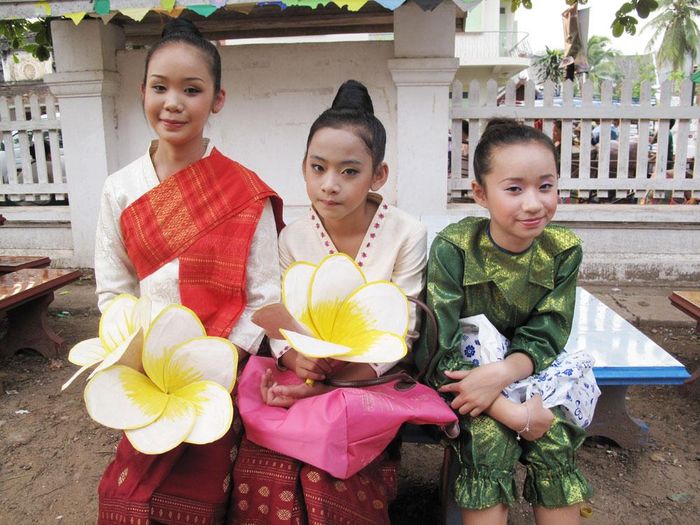  Học sinh Luông Pha Băng trong trang phục truyền thống. 