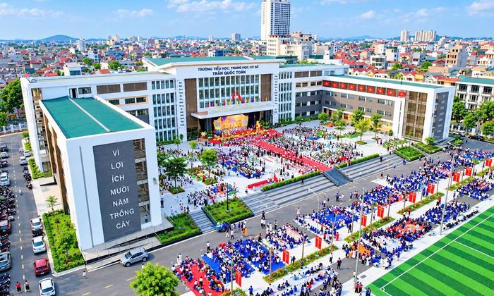  Tại Trường Tiểu học và Trung học cơ sở Trần Quốc Toản - phường Kinh Bắc, khoảng 3.500 học sinh có nhu cầu ăn bán trú.  