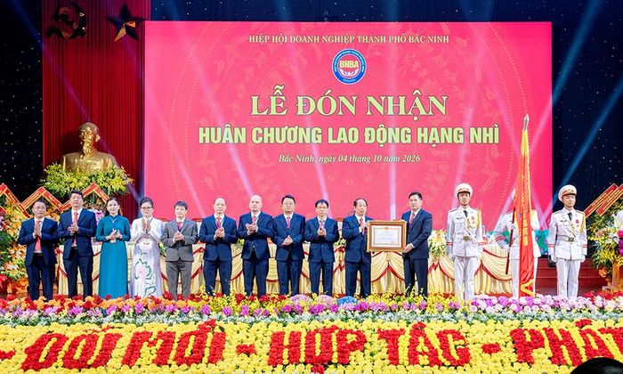  Thừa uỷ quyền Chủ tịch nước, Bí thư Thành ủy Nguyễn Hồng Thái trao Huân chương Lao động hạng Nhì cho Hiệp hội. 
