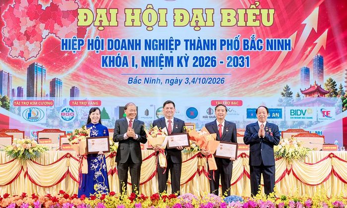  Lãnh đạo Liên đoàn Thương mại và công nghiệp Việt Nam tặng Kỉ niệm chương cho các đồng chí lãnh đạo thành phố. 