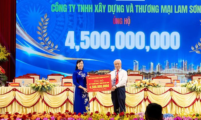  Đại diện Hiệp hội trao biểu trưng số tiền ủng hộ  Quỹ "Vì người nghèo" thành phố Bắc Ninh. 