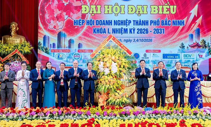  Bí thư Thành ủy Nguyễn Hồng Thái và các đồng chí lãnh đạo thành phố tặng hoa chúc mừng Đại hội. 
