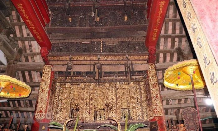  Nghệ thuật chạm khắc tinh xảo tại cửa võng đình làng Diềm (phường Kinh Bắc). 