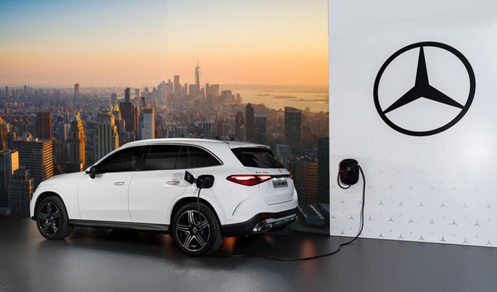  Khi vận hành ở chế độ thuần điện, quãng đường di chuyển của GLC 350e lên tới 128 km theo chuẩn WLTP. 
