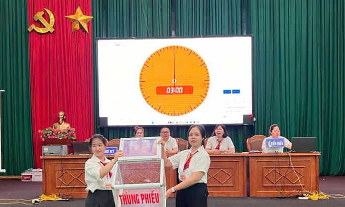 Kiểm tra hòm phiếu trước khi khách hàng bỏ phiếu trả giá các lô đất ở.