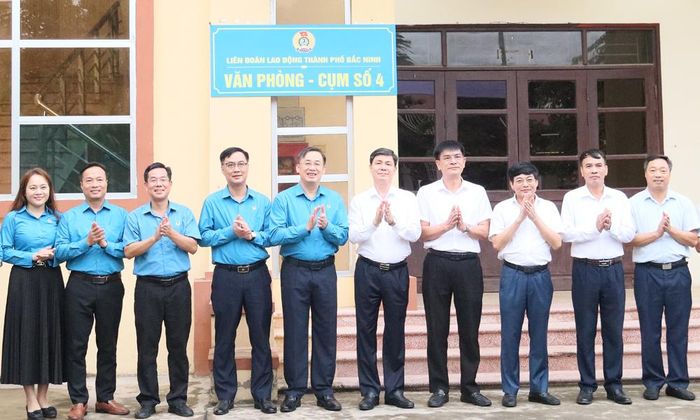 Các đại biểu chúc mừng ra mắt Văn phòng đại diện Cụm khu công nghiệp số 4. 