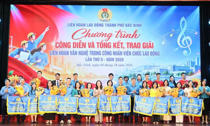  Đại biểu chụp ảnh lưu niệm cùng các đơn vị đoạt giải tại Liên hoan. 