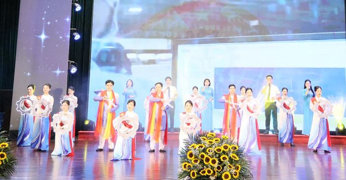  Tiết mục do tốp ca nam nữ Công đoàn Bệnh viện Sản - Nhi Bắc Ninh số 1 biểu diễn. 