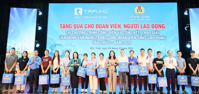  Các đại biểu trao quà cho đoàn viên, người lao động có hoàn cảnh khó khăn. 